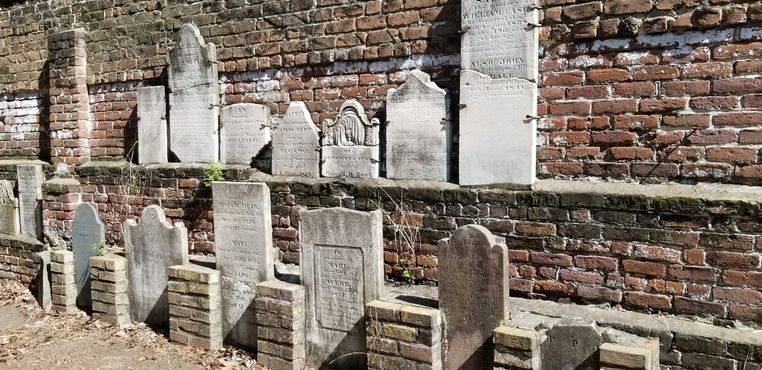 Стена с надгробиями, которые якобы выкопали солдаты армии Союза