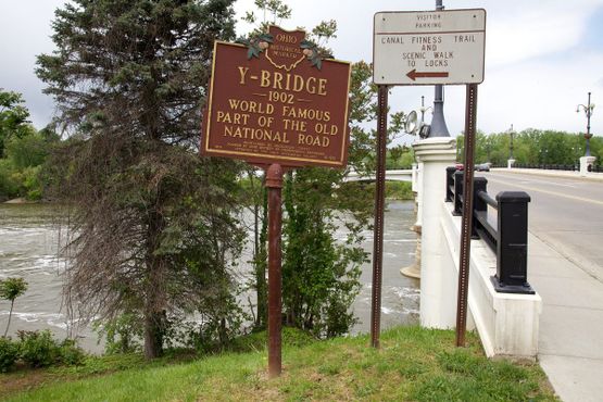 Знак, говорящий об историческом значении моста в Зейнсвилле