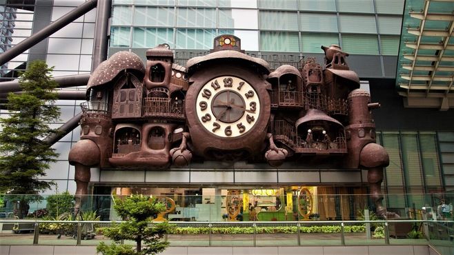 Часы у башни "Ниппон ТВ", близ станции Сиодомэ в Токио