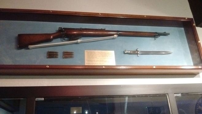 Винтовка «Ли-Энфилд», пули и штык времён Второй мировой войны