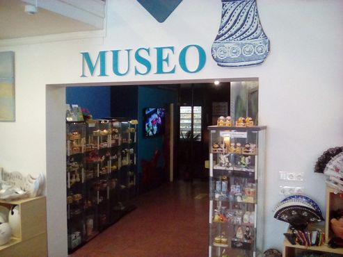Вход в музей через магазин