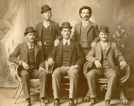 Знаменитая фотография "Пятёрка в Форт-Уэрте" "Дикой банды" в 1900 году. Кэссиди сидит справа, Сандэнс - слева