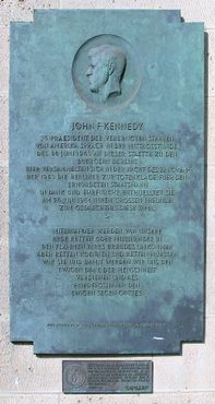 Мемориальная доска Джону Кеннеди на ратуши Шёнеберга