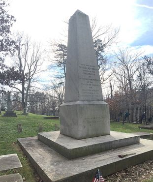 Копия оригинального обелиска на могиле Джефферсона в Монтичелло
