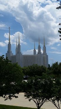 Вид на храм из центра для посетителей