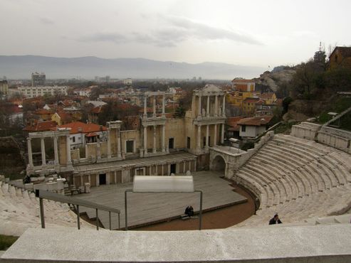 Сцена театра с городом на заднем плане