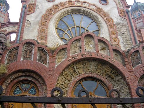 Деталь золоченой венгерской арки в стиле модерн