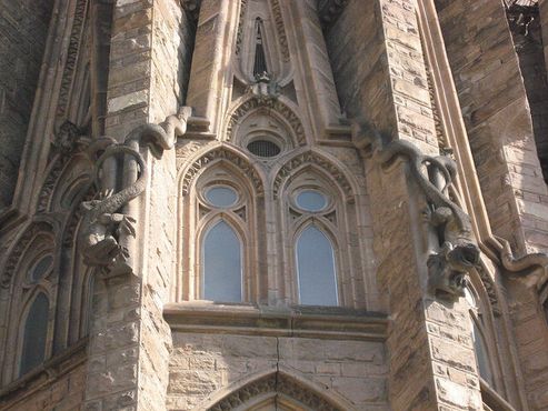 Животные, встроенные в фасады церкви, наделены символическим смыслом