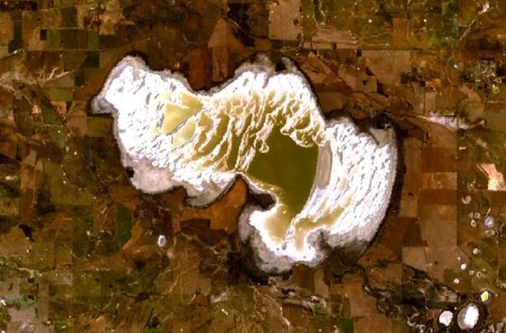 Вид из космоса на озеро Дамблеюнг