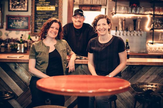Синтия Грабер, Бутч Хейлсхорн и Никола Твилли в Earth Eagle Brewings