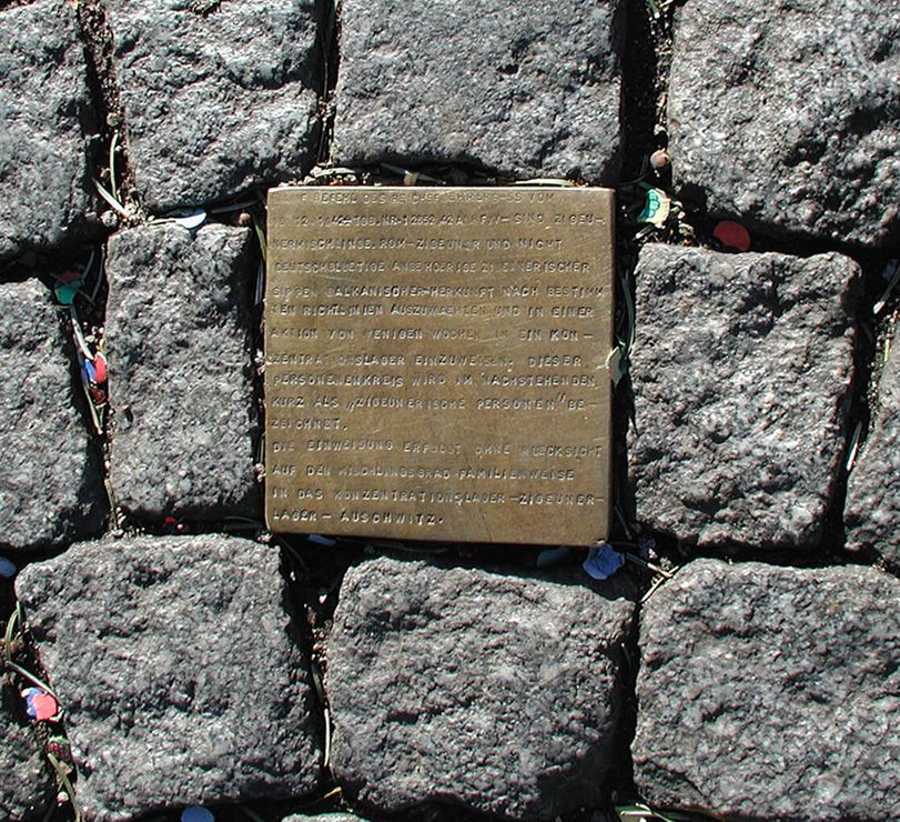 Камень преткновения это. Stolpersteine. Stolperstein. Фото 