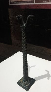 Масштабная модель Змеиной колонны на временной выставке