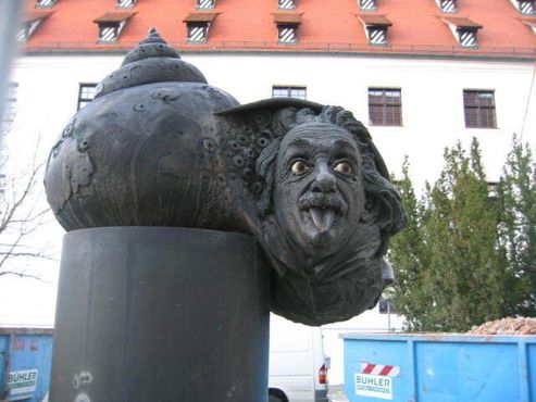 Необычный фонтан-памятник Эйнштейну