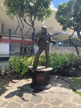 Статуя Элвиса в Центре Блейсделла