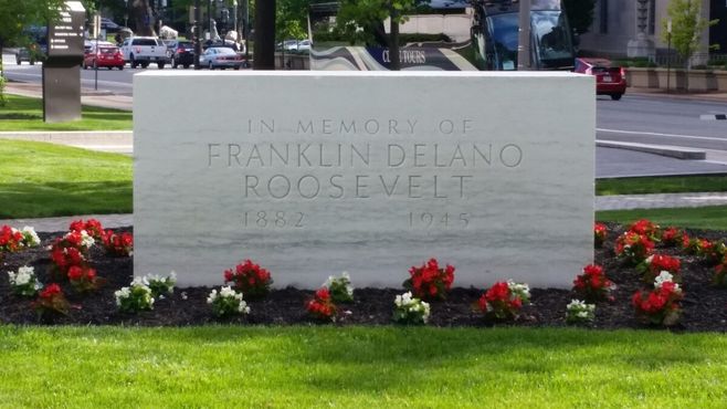 Мемориал Рузвельта у Национального архива в Вашингтоне крупным планом