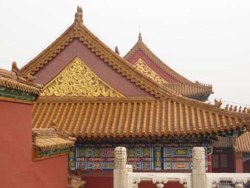 Линии крыши императорского дворца, украшенной фигурами и отделкой