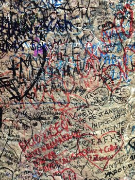 Граффити, оставленные паломниками со всего мира