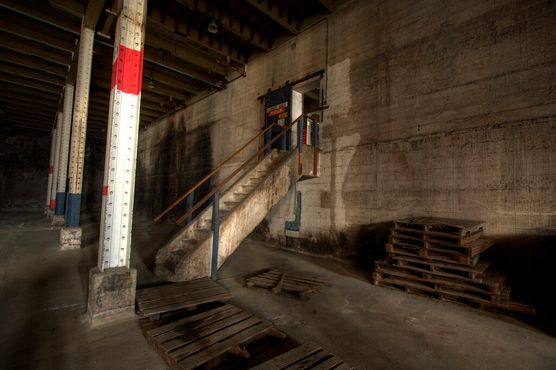 Бетонная лестница, ведущая в складское помещение 