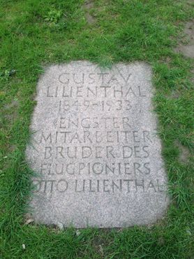 Мемориальная доска Густава Лилиенталя у подножия холма