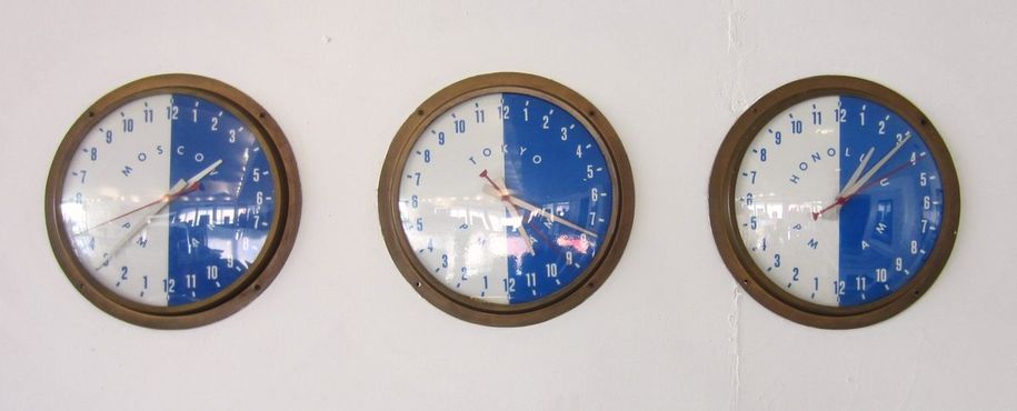 Часы показывают время Москвы, Токио и Гонолулу