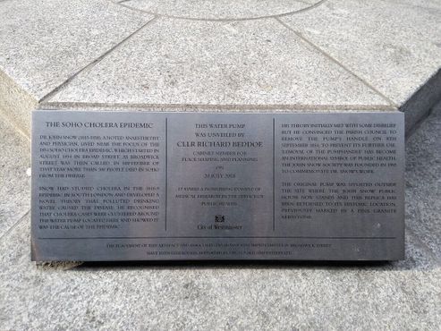 Мемориальная доска в честь открытия копии водозаборной
колонки в июле 2018 года