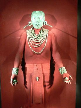 Посмертная маска и нефритовые украшения, найденные на останках Пакаля