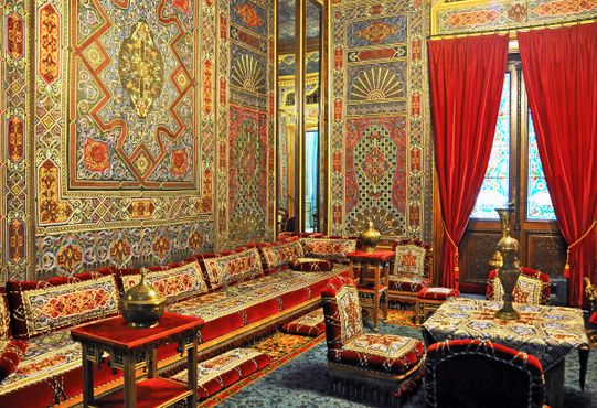 Каждая комната имеет свой характер. Мавританская комната выполнена в красных и золотых цветах