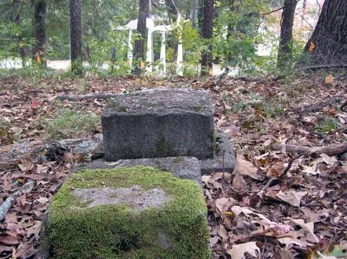 Многие могилы кладбища пообветрились и запустели