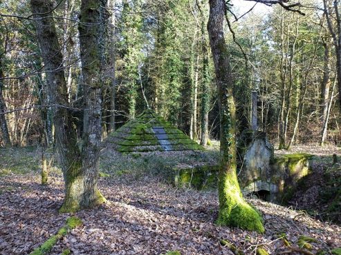 Заброшенное кладбище Ла-Буле