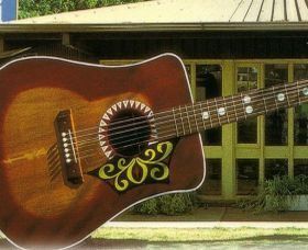 Огромная играбельная гитара в городе Наррандера, Новый Южный Уэльс, Австралия (Creative Commons)