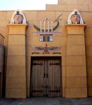 Фасад напоминает о массовом увлечении Египтом в 1920-е годы 