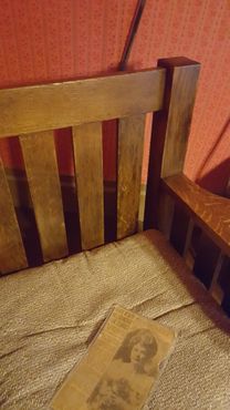 Кресло со следами пуль