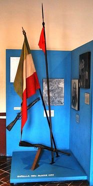 Флаг и оружие мексиканских войск в битве за Аламо