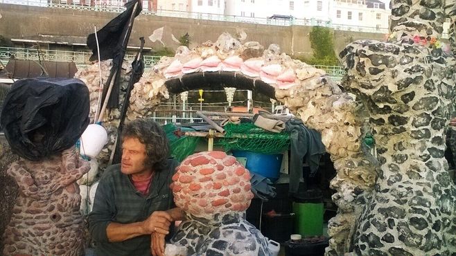 Рори со своими скульптурами