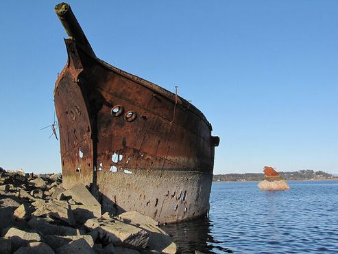 Затопленное судно «Риверсдейл» на мелководье
