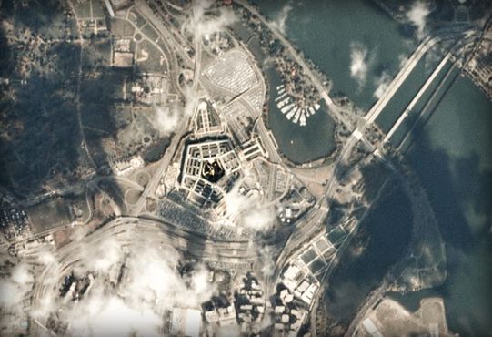 Киоск с хот-догами в самом центре внутреннего двора Пентагона