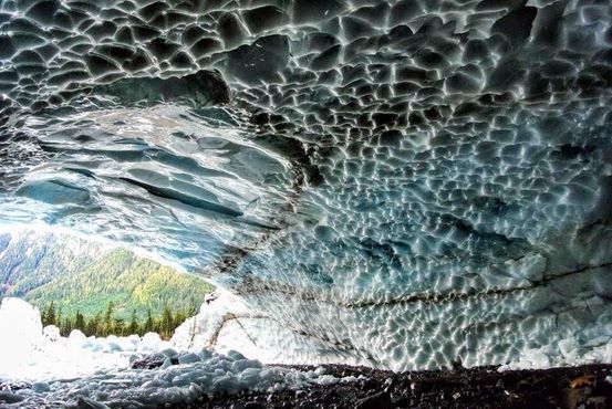 Взгляд изнутри ледяной пещеры. Ноябрь 2014 г.
