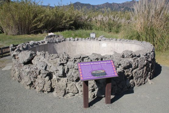 Бассейн с горячей минеральной водой, построенный из местных вулканических пород