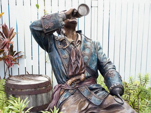 Статуя пирата неподалёку от достопримечательности