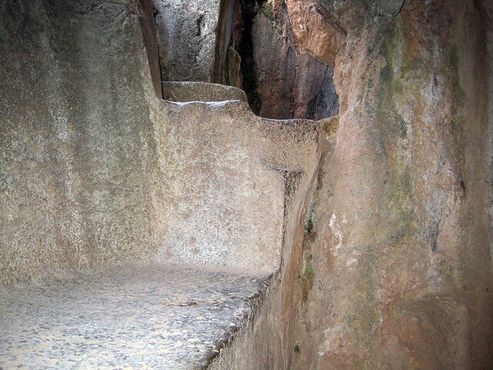 Внутри одного из туннелей храма Кенко