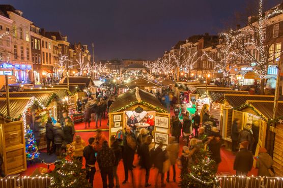 Плавучий рождественский рынок в Лейдене