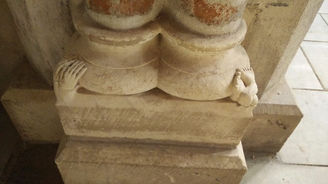 Раздавленный парень находится у подножия колонны за реликварием святого Фомы Аквинского