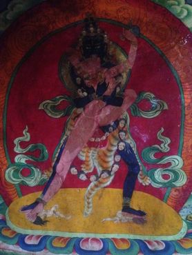 Тантрические картины украшают внутренние стены гомпы Ринченлинга