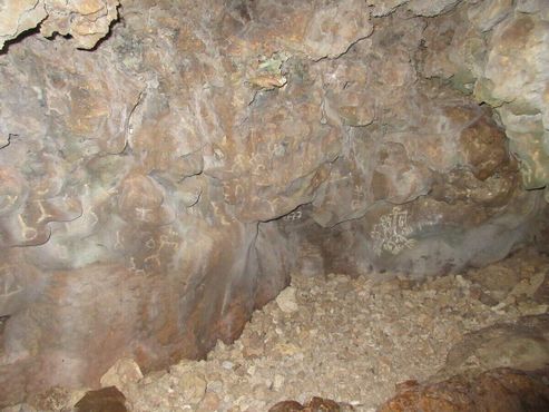 Настенные надписи внутри пещеры Гадао