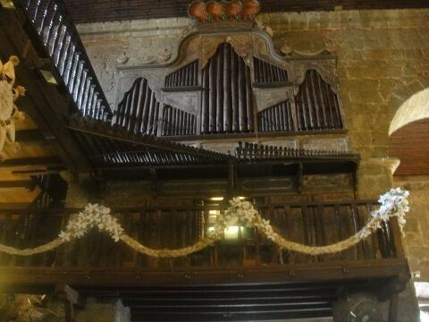 Орган расположен на возвышении внутри церкви