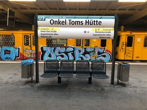 Станция Onkel Toms Hütte ("Хижина дяди Тома") расположена на линии U3