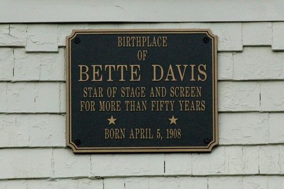 Мемориальная доска на доме, где родилась Бетт Дейвис