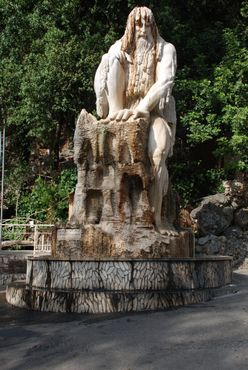 Страж Времени, скульптура ливанского скульптора Тони Фара