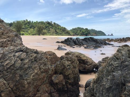 Главный пляж острова Ва-Але и место, где гнездятся черепахи
