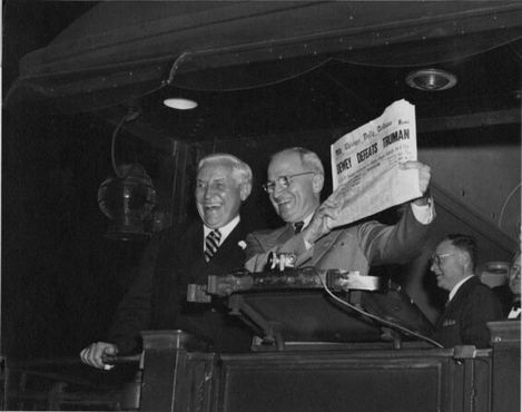 Трумэн на задней платформе вагона, 4 ноября 1948 г.